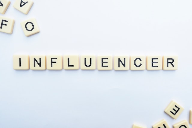 Hvad er et influencer marketing bureau?